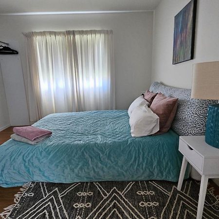 This Fabulous, Single-Level 3 Plus 1 Small Room With Folding Sofa Home Auckland Exterior photo