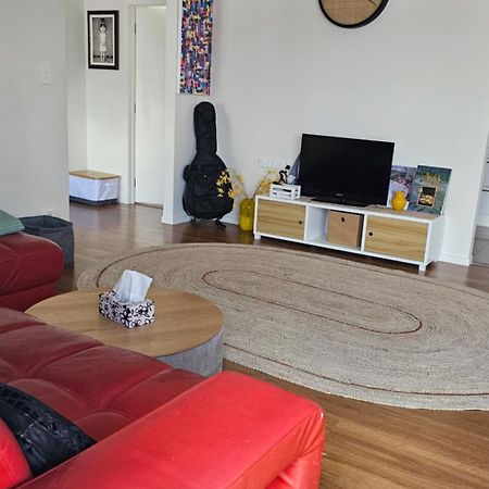 This Fabulous, Single-Level 3 Plus 1 Small Room With Folding Sofa Home Auckland Exterior photo