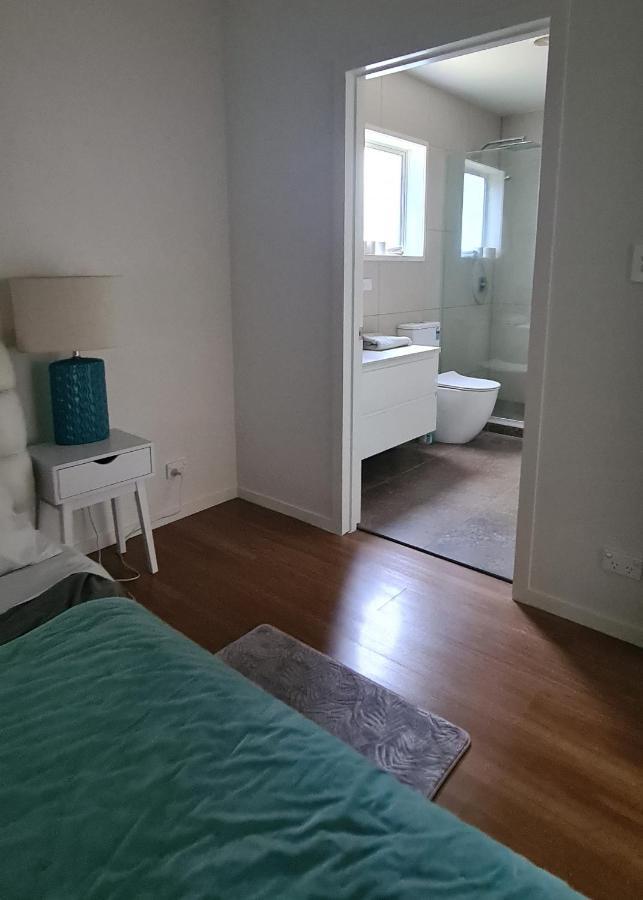 This Fabulous, Single-Level 3 Plus 1 Small Room With Folding Sofa Home Auckland Exterior photo
