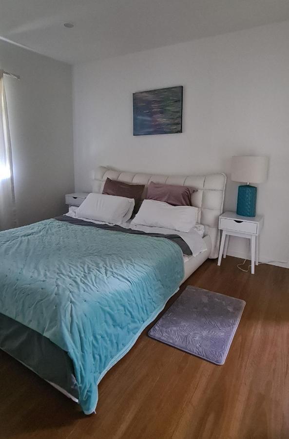 This Fabulous, Single-Level 3 Plus 1 Small Room With Folding Sofa Home Auckland Exterior photo