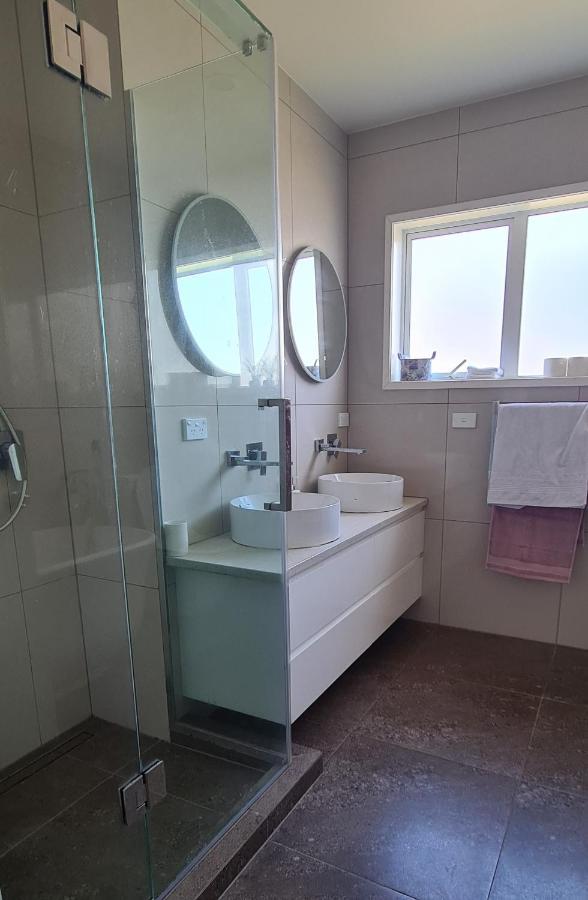 This Fabulous, Single-Level 3 Plus 1 Small Room With Folding Sofa Home Auckland Exterior photo