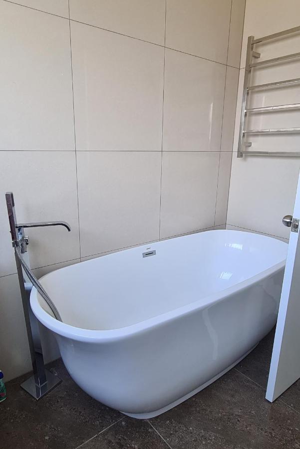 This Fabulous, Single-Level 3 Plus 1 Small Room With Folding Sofa Home Auckland Exterior photo