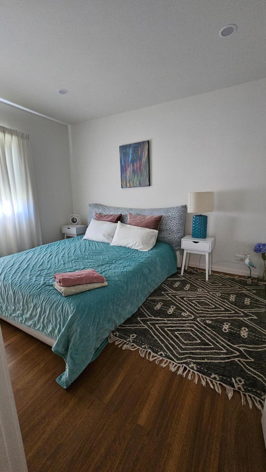 This Fabulous, Single-Level 3 Plus 1 Small Room With Folding Sofa Home Auckland Exterior photo