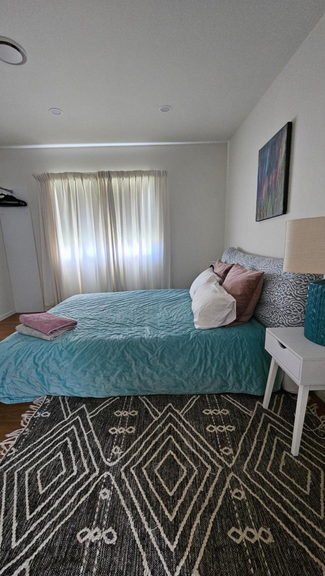 This Fabulous, Single-Level 3 Plus 1 Small Room With Folding Sofa Home Auckland Exterior photo